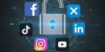 Icono de candado sobre logos de redes sociales, simbolizando la seguridad y privacidad de datos en línea.